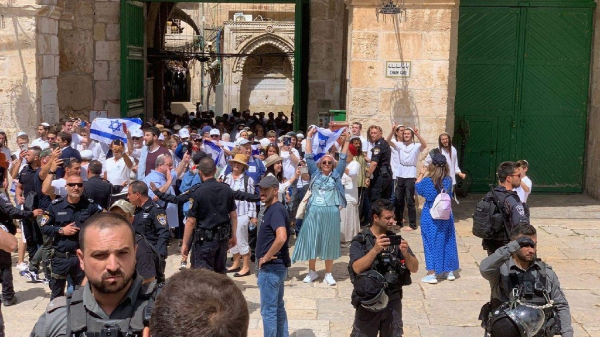Palestina: Grave asalto de fuerzas israelíes y colonos ilegales en los patios de la mezquita de Al Aqsa