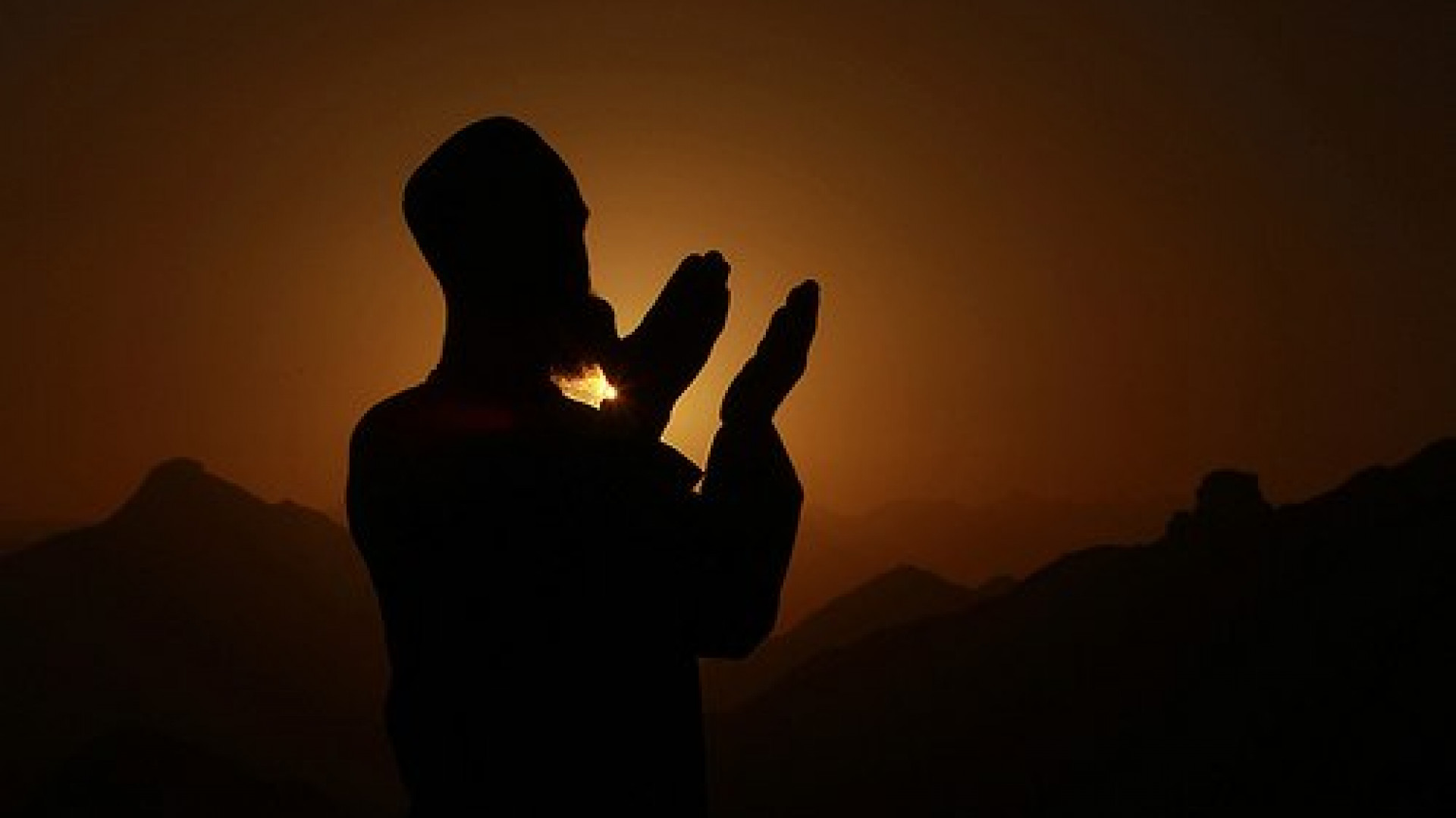 Ночная молитва мусульман. Мусульманин молится. Человек молится.